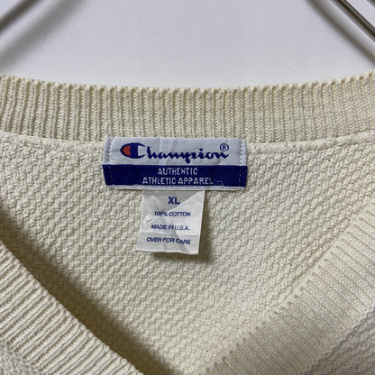 古着 used　Champion チャンピオン　長袖Vネックニット　セーター　ワンポイント刺繍　lowa　XLサイズ