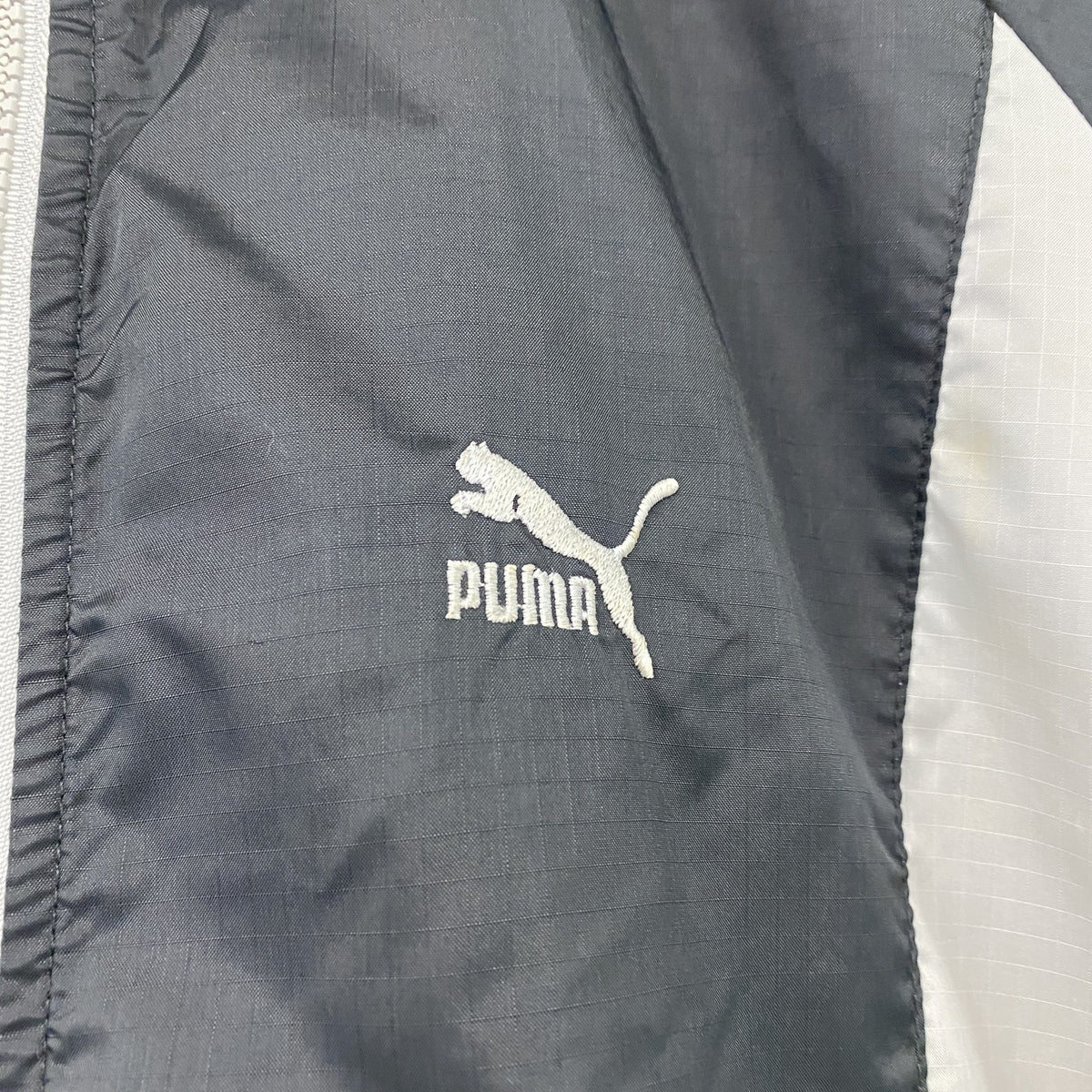 PUMA　プーマ　フルジップナイロンジャケット　黒　ブラック　Mサイズ　古着