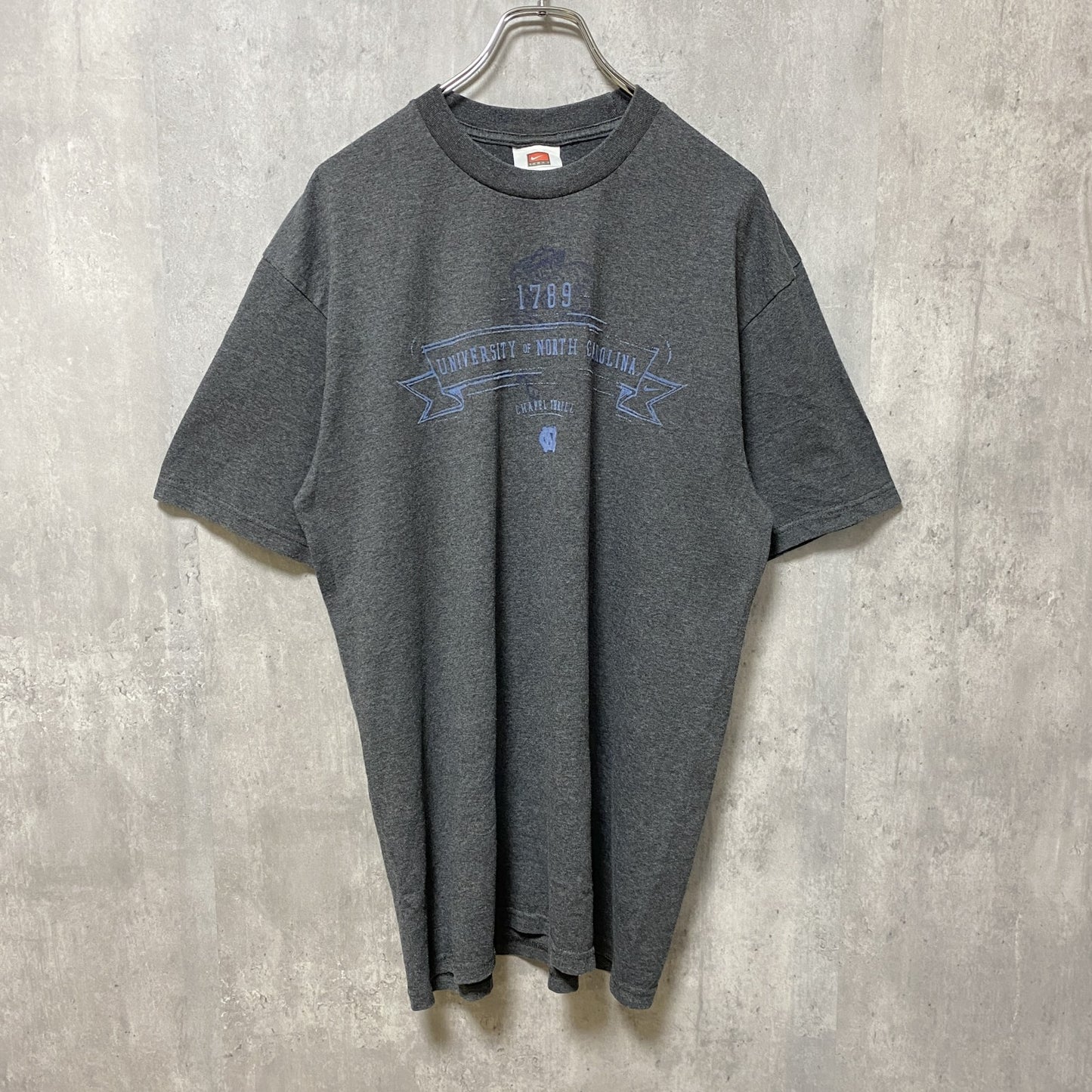 古着 used　NIKE ナイキ　半袖カレッジプリントTシャツ　ノースカロライナ大学　クルーネック　ダークグレー　Ｌサイズ