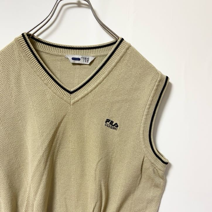 FILA CLASSIC フィラ　Vネックニットベスト　セーター　ワンポイントロゴ刺繍　ベージュ　Sサイズ　古着