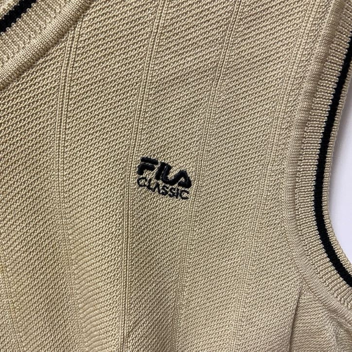 FILA CLASSIC フィラ　Vネックニットベスト　セーター　ワンポイントロゴ刺繍　ベージュ　Sサイズ　古着