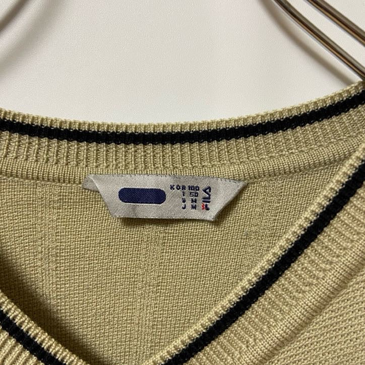 FILA CLASSIC フィラ　Vネックニットベスト　セーター　ワンポイントロゴ刺繍　ベージュ　Sサイズ　古着
