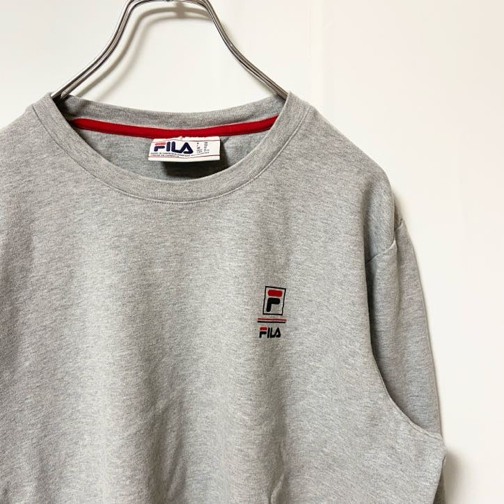 古着 used　FILA フィラ　長袖クルーネックスウェット　トレーナー　ワンポイントロゴプリント　グレー　灰色　Mサイズ