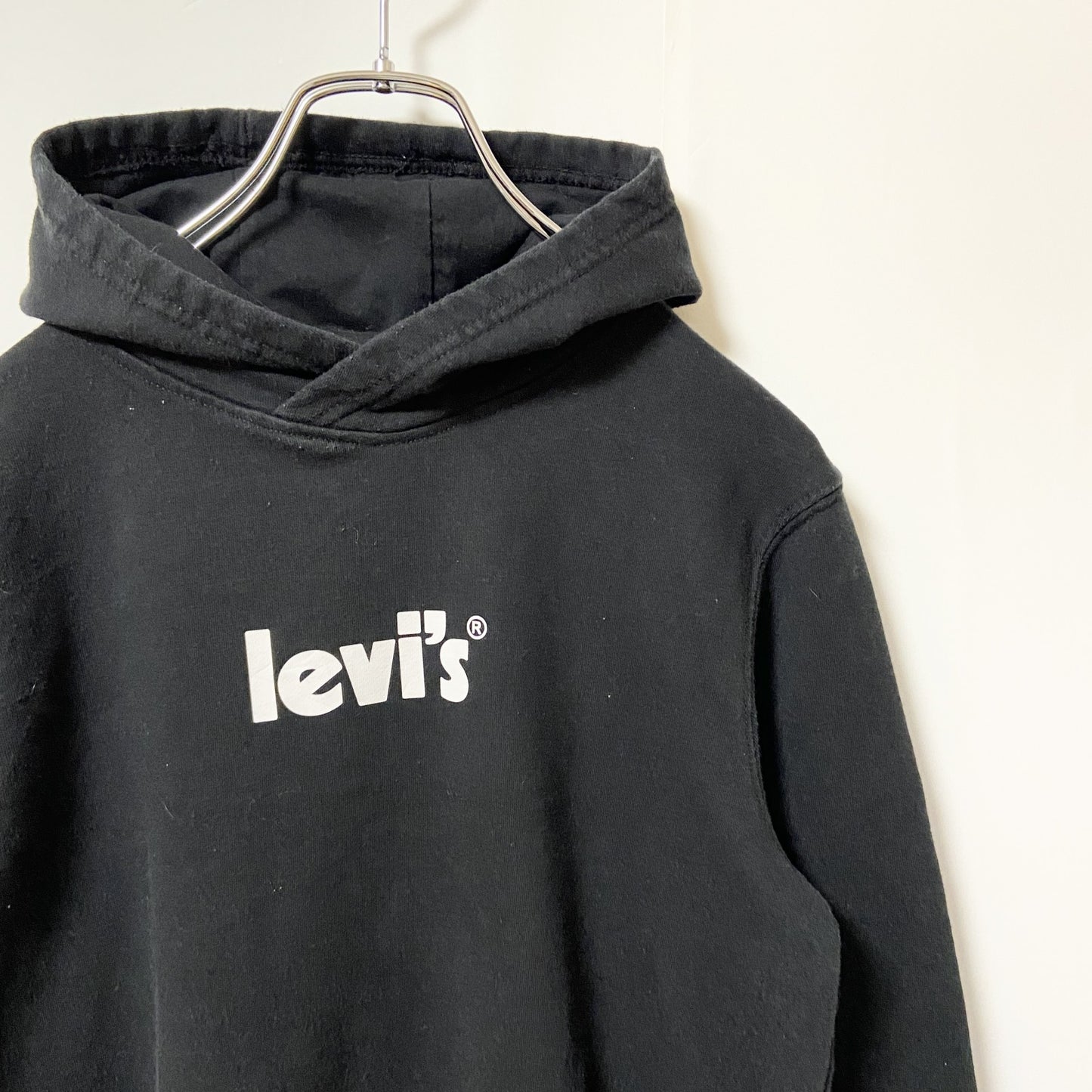 古着 used　Levi’s リーバイス　長袖ロゴプリントパーカー　スウェット　プルオーバー　秋冬服　黒　ブラック　XSサイズ