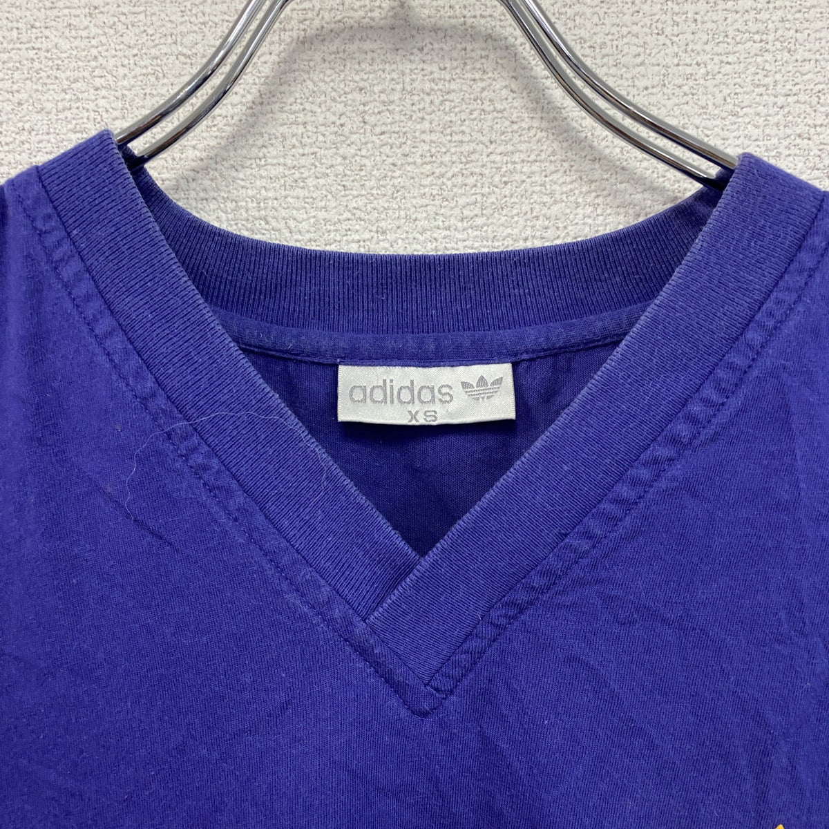adidas　アディダス　半袖プリントTシャツ　Vネック　トレフォイルロゴ　デカロゴ　スリーストライプス　紺　ネイビー　XSサイズ　古着