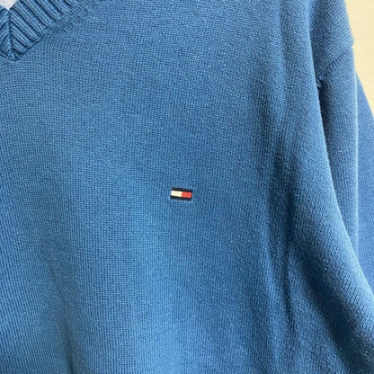 古着 used　TOMMY HILFIGER トミーヒルフィガー　長袖Vネックニット　セーター　ワンポイント刺繍　ブルー　Mサイズ