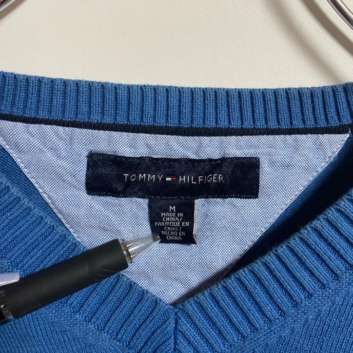 古着 used　TOMMY HILFIGER トミーヒルフィガー　長袖Vネックニット　セーター　ワンポイント刺繍　ブルー　Mサイズ