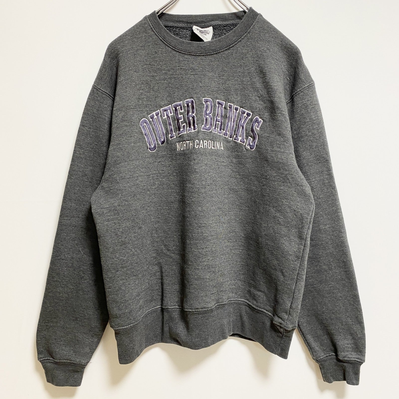 OUTER BANKS　長袖英字刺繍スウェット　トレーナー　ノースカロライナ　グレー　灰色　レトロデザイン　Sサイズ　古着
