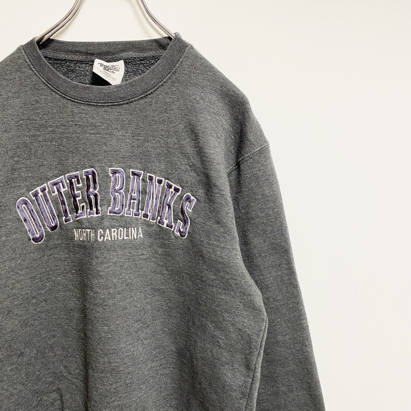 OUTER BANKS　長袖英字刺繍スウェット　トレーナー　ノースカロライナ　グレー　灰色　レトロデザイン　Sサイズ　古着