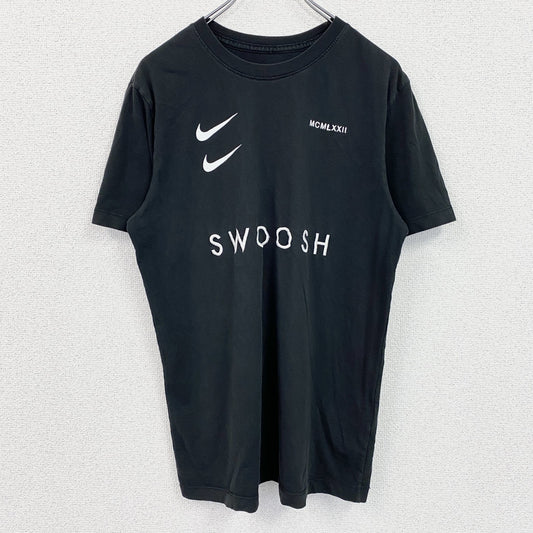 古着 used　NIKE　ナイキ　半袖英語刺繍Ｔシャツ　SWOOSH　クルーネック　黒　ブラック　カジュアルデザイン　Sサイズ