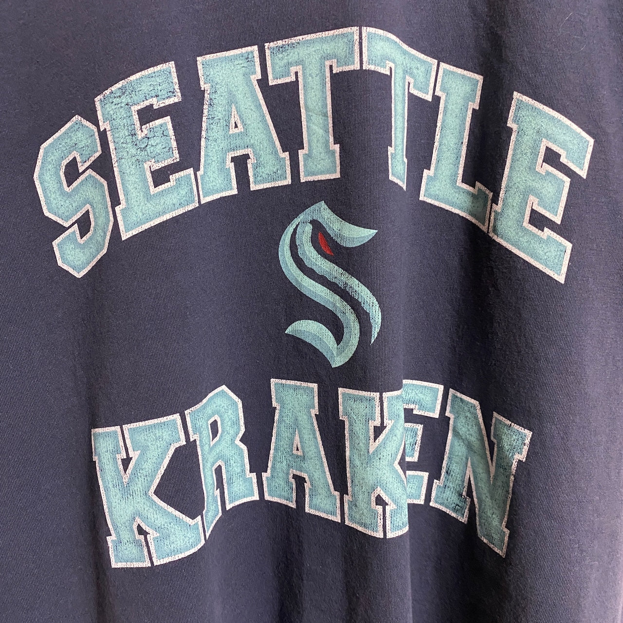 古着 used　NHL　SEATTLE KRAKEN シアトルクラーケン　半袖ビックプリントTシャツ　ネイビー　Lサイズ