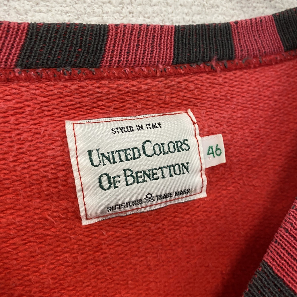 古着 used　UNITED COLORS OF BENETTON　スウェット/トレーナー　フェード　赤　レッド　46サイズ