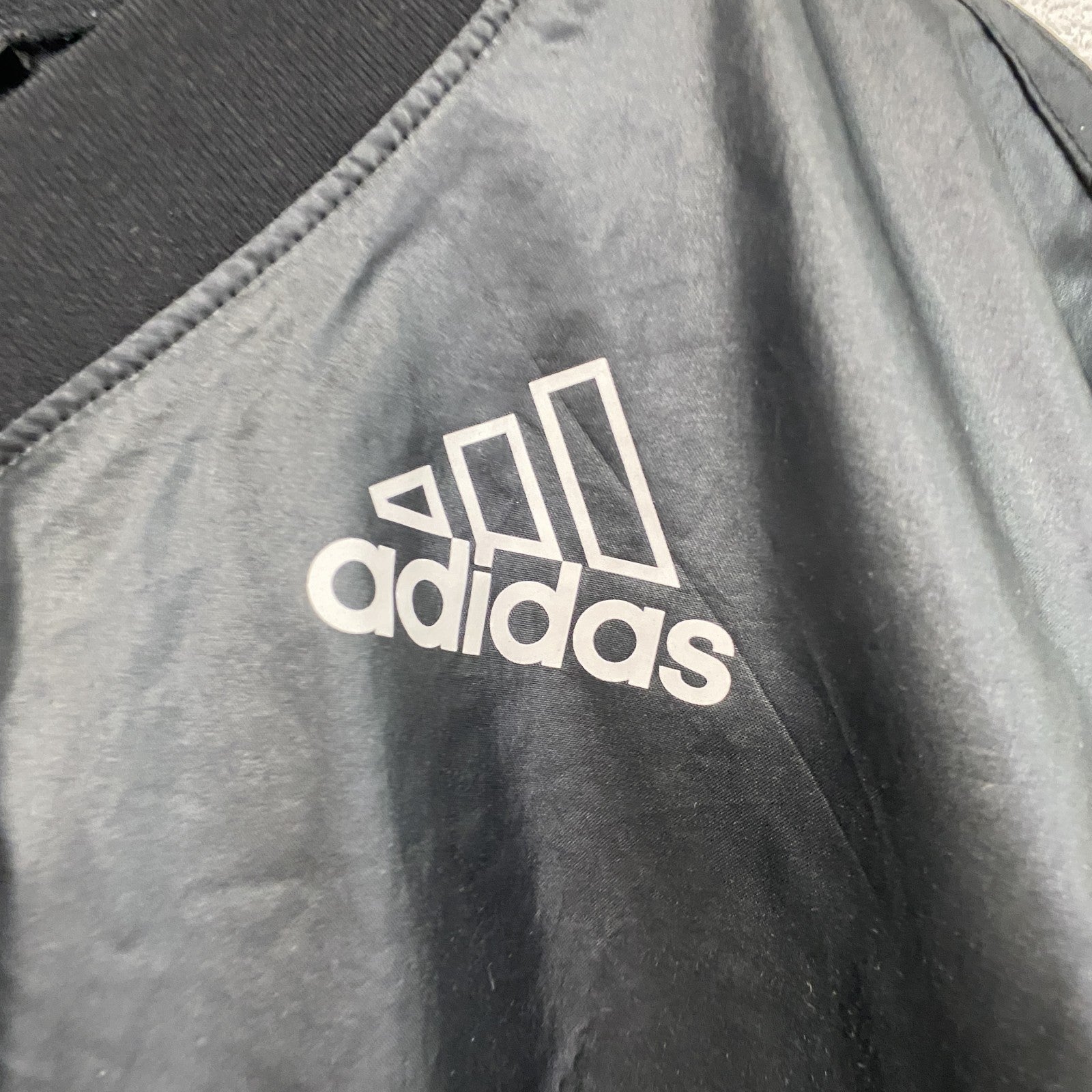 adidas　アディダス　プルオーバージャケット　パフォーマンスロゴ　デカロゴ　黒　ブラック　Mサイズ　古着