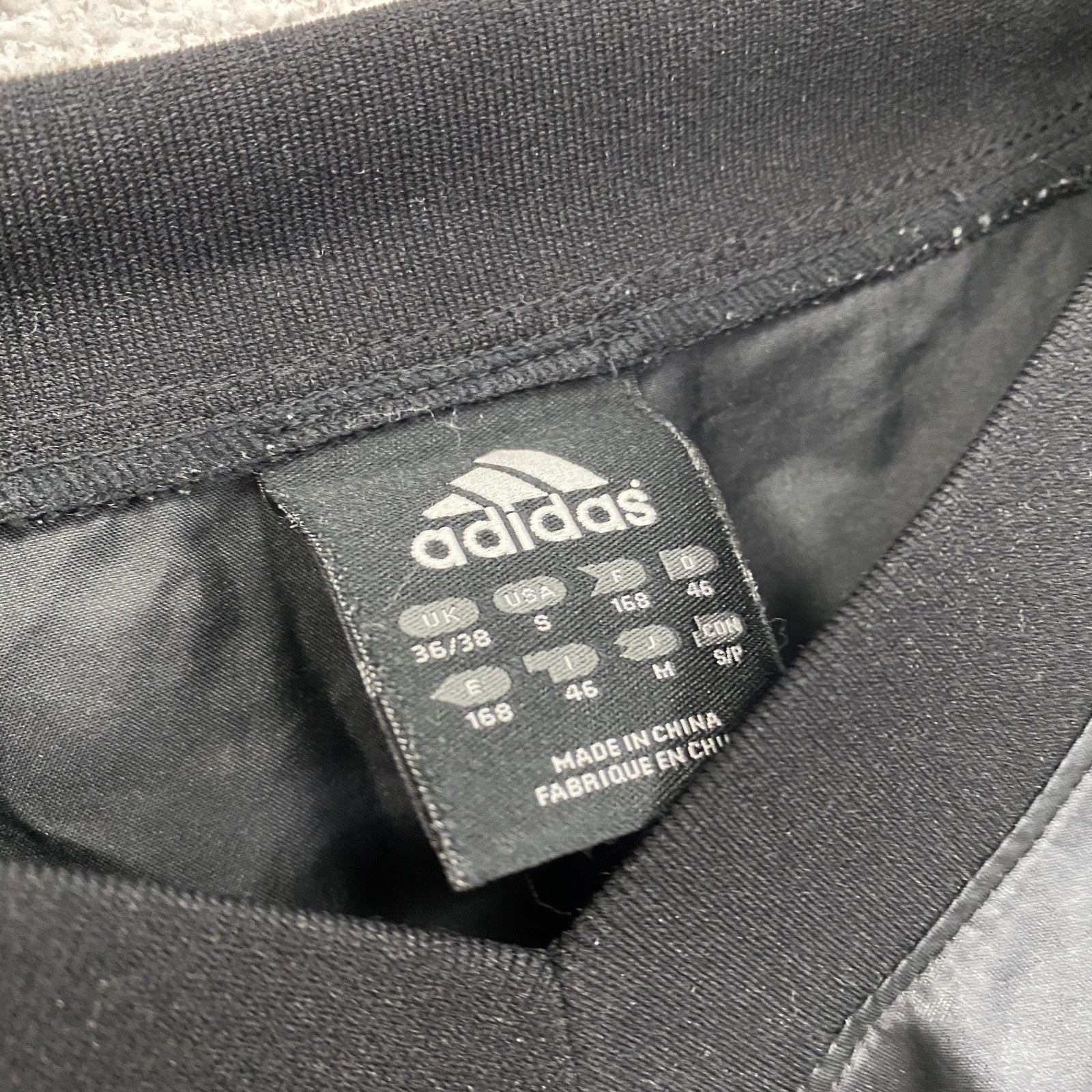 adidas　アディダス　プルオーバージャケット　パフォーマンスロゴ　デカロゴ　黒　ブラック　Mサイズ　古着