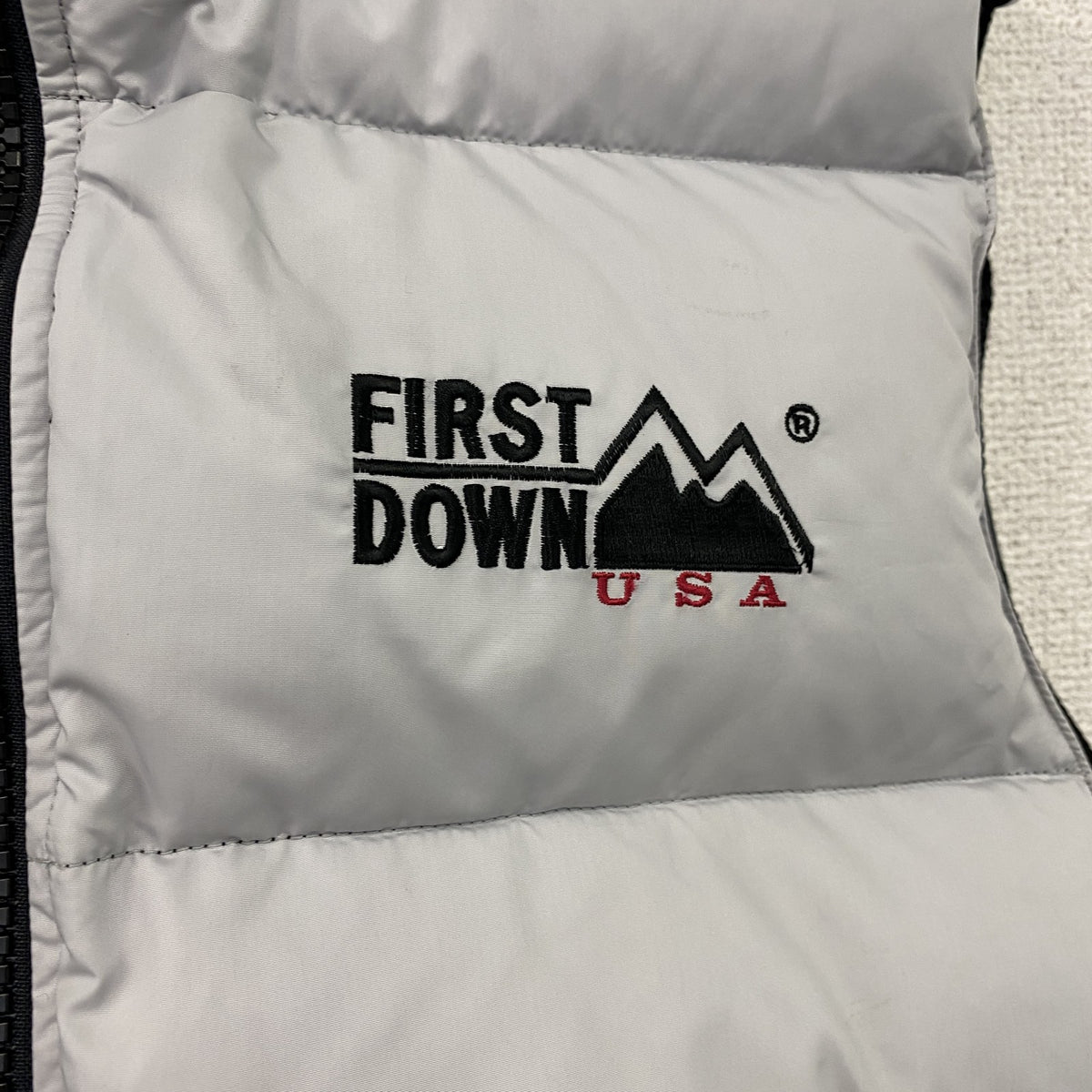 FIRST DOWN　ファーストダウン　ダウンベスト　リバーシブル　シルバー　黒　ブラック　Mサイズ ダウンアウター メンズ ポリエステル 古着