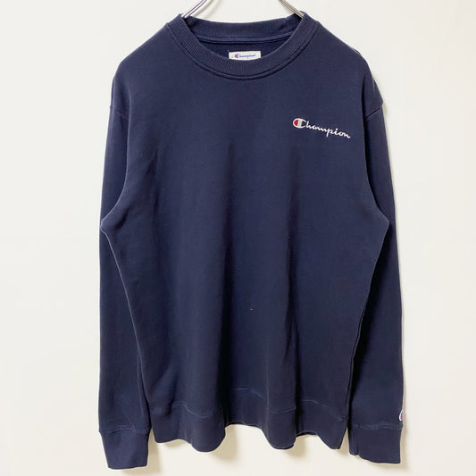 古着 used　Champion チャンピオン　長袖ワンポイントロゴ刺繍スウェット　トレーナー　ネイビー　秋冬服　Mサイズ