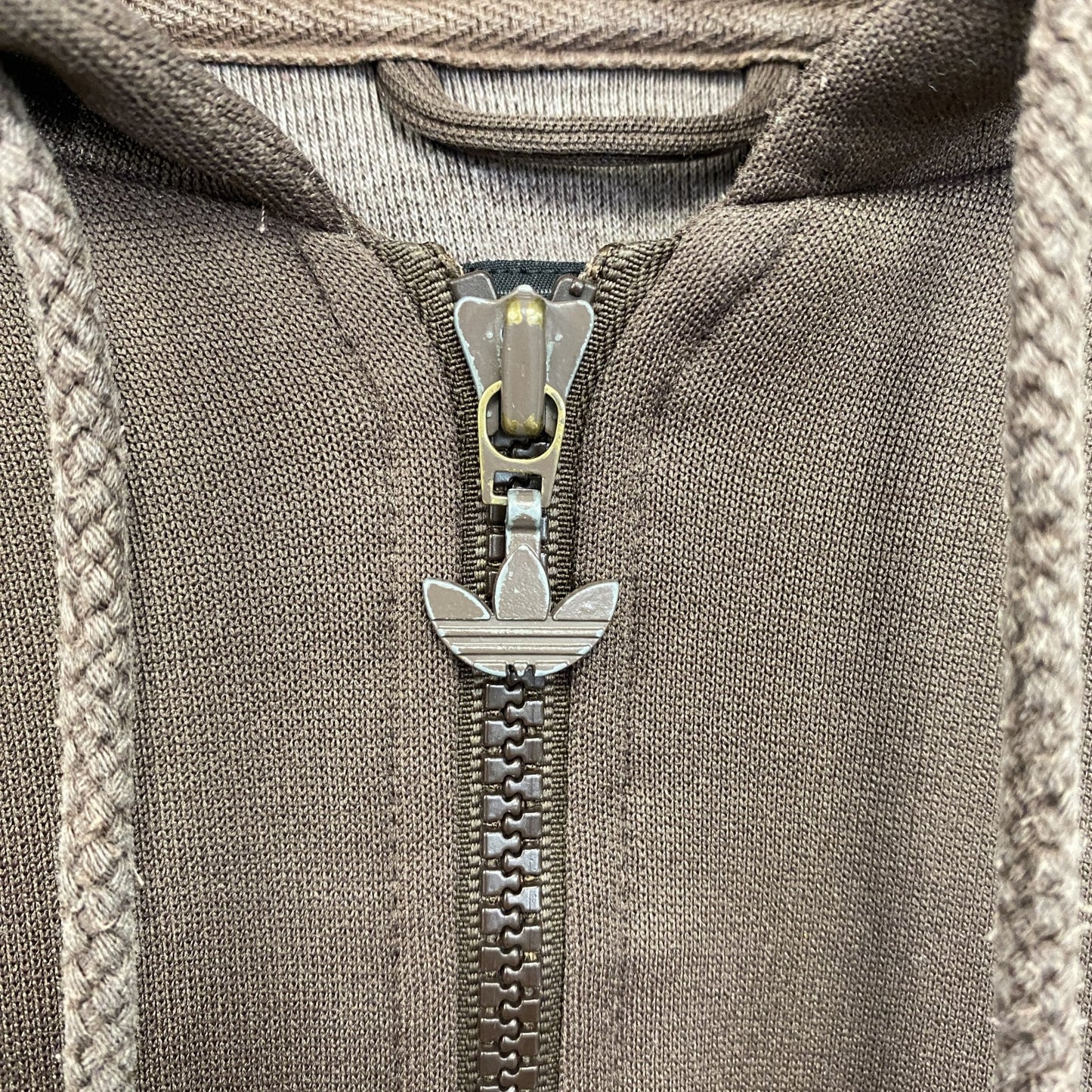 古着 used　adidas　アディダス　デカロゴジャージパーカー　フード付きトラックジャケット　フルジップ　茶色　XLサイズ