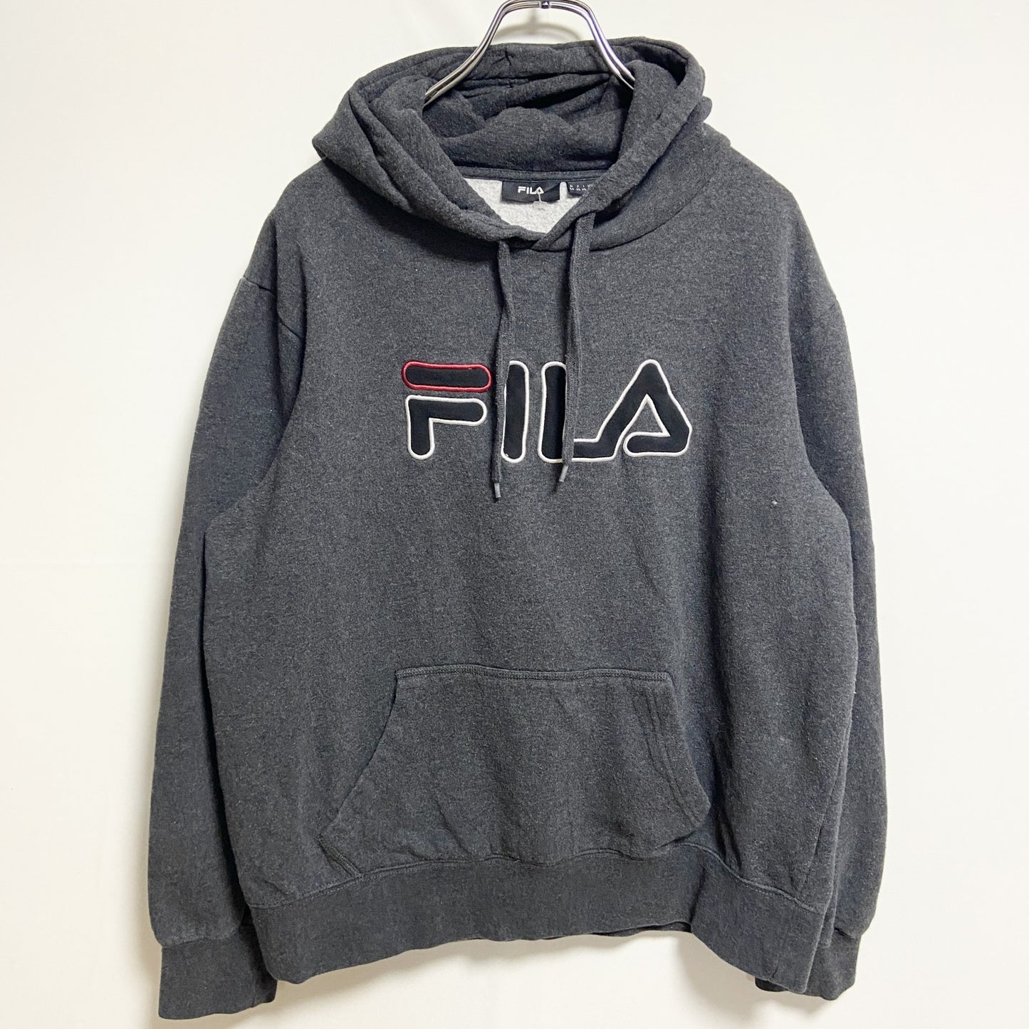 古着 used　FILA　フィラ　長袖でかロゴ刺繍パーカー　フーディー　レトロデザイン　カンガルーポケット　グレー　XLサイズ