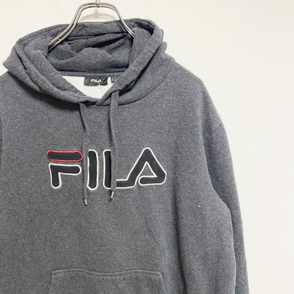 古着 used　FILA　フィラ　長袖でかロゴ刺繍パーカー　フーディー　レトロデザイン　カンガルーポケット　グレー　XLサイズ