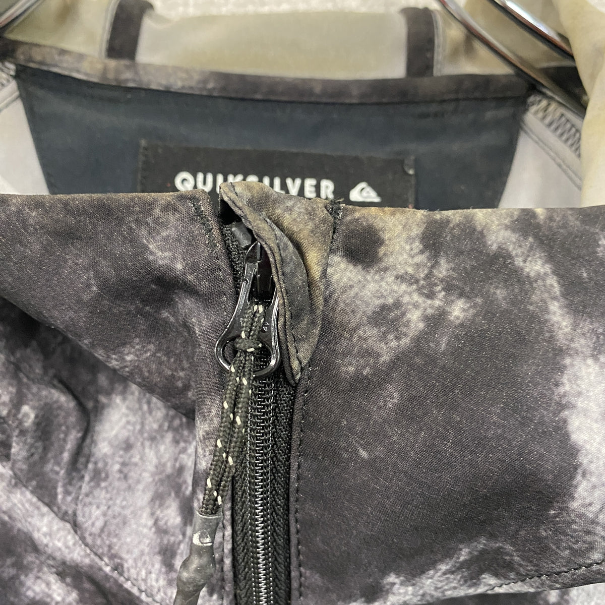 QUIKSILVER　クイックシルバー　フルジップジャケット　総柄　黒　ブラック　Lサイズ　古着