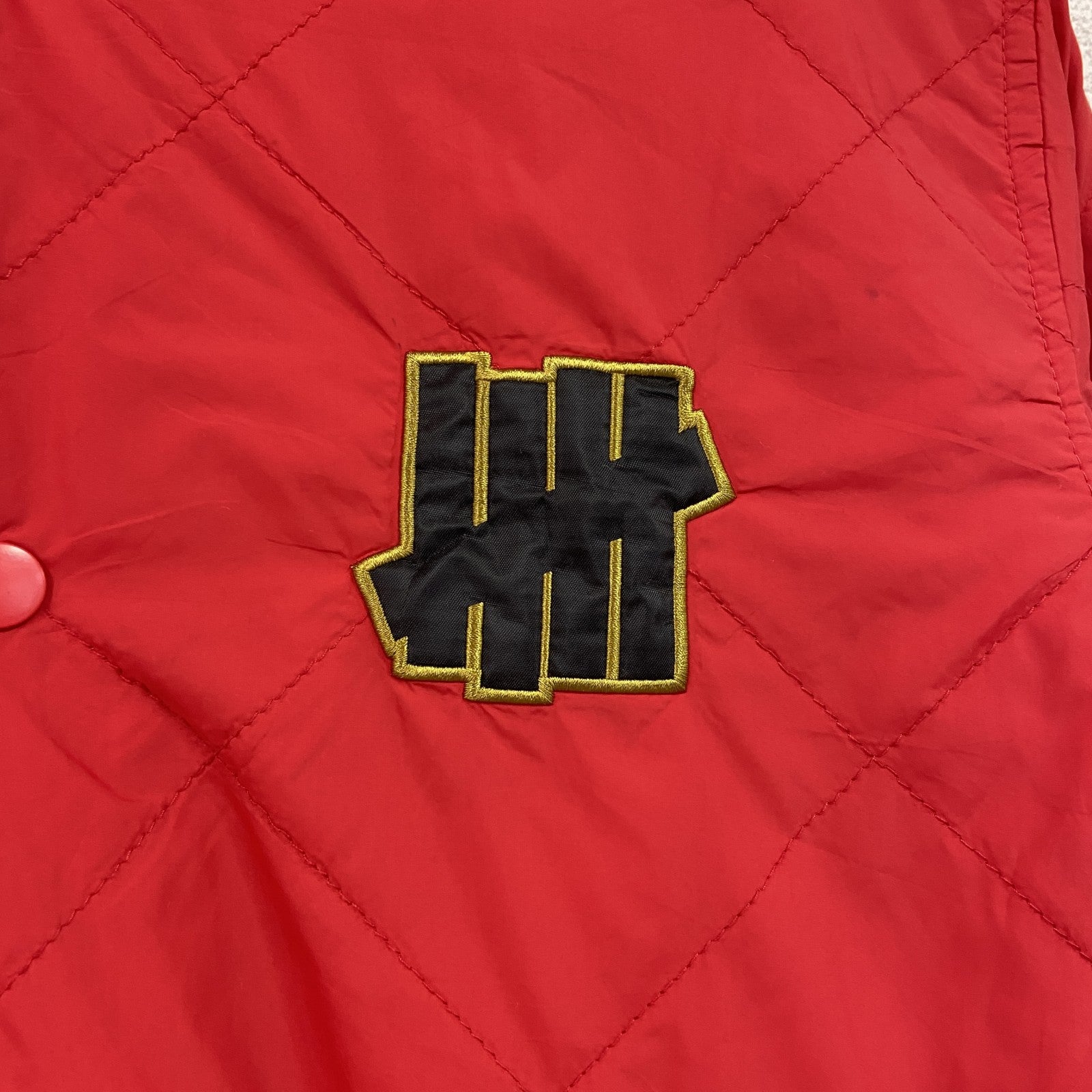 UNDEFEATED　アンディフィーテッド　キルティングジャケット　中綿入り　ファイブストライクス　赤　レッド　Mサイズ　古着