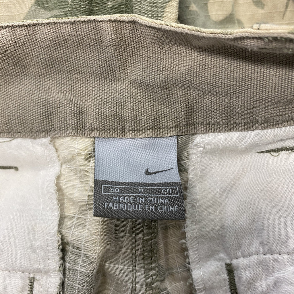 00s　NIKE　ナイキ　カーゴハーフパンツ/ショートパンツ　リップストップ　ボタニカル柄　ヴィンテージ　緑　グリーン　30サイズ　古着
