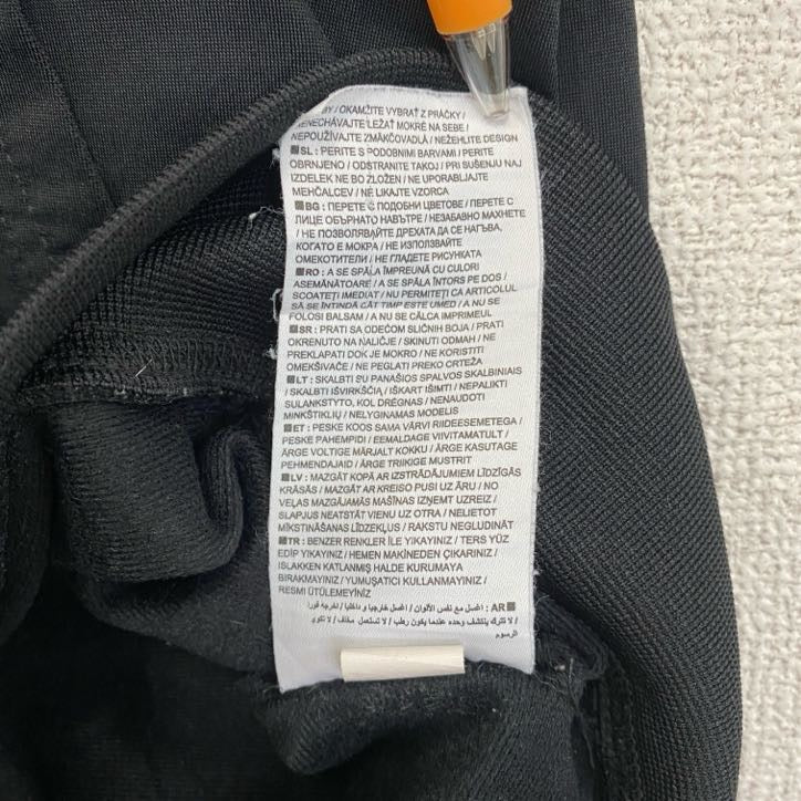 古着 used　NIKE　ナイキ　長袖トラックジャケット　フルジップジャージ　ワンポイントロゴ刺繍　黒　ブラック　Mサイズ