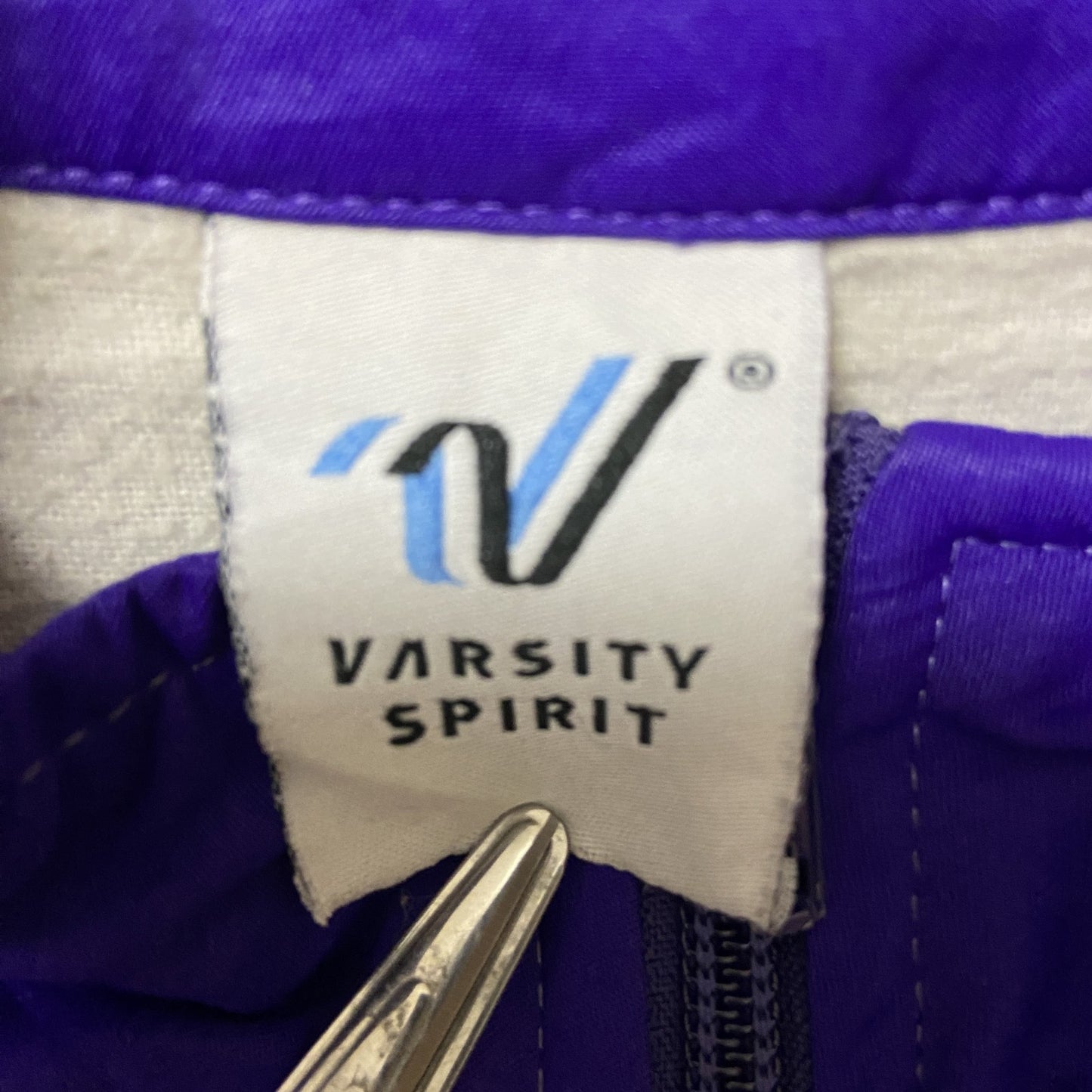 古着 used　varsity spirit  長袖プリントナイロンプルオーバー　ロゴ刺繡　ハーフジップ　紫　レトロデザイン