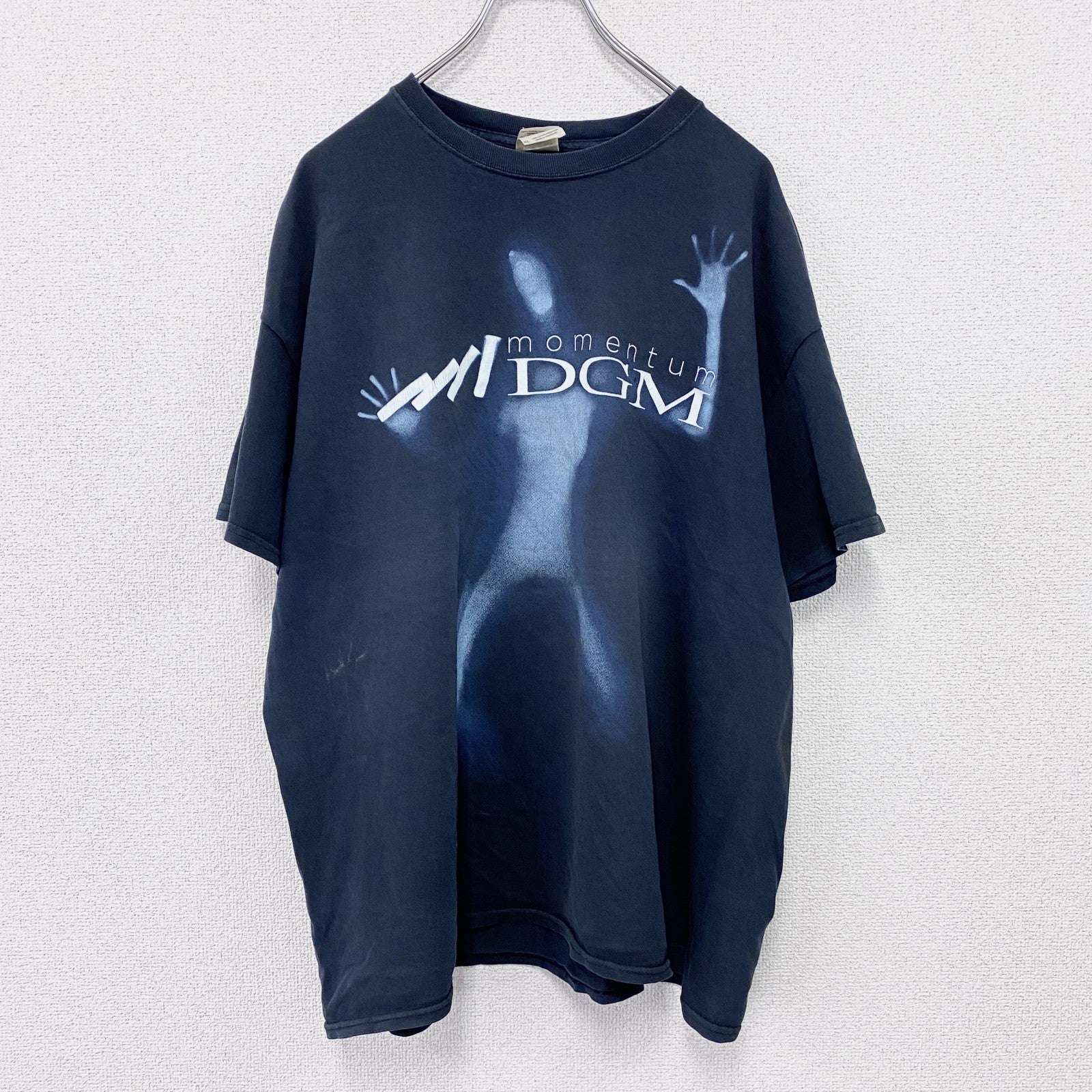 GILDAN　ギルダン　DGM　ディージーエム　momentum　半袖プリントTシャツ　バンドT　黒　ブラック　XLサイズ　古着
