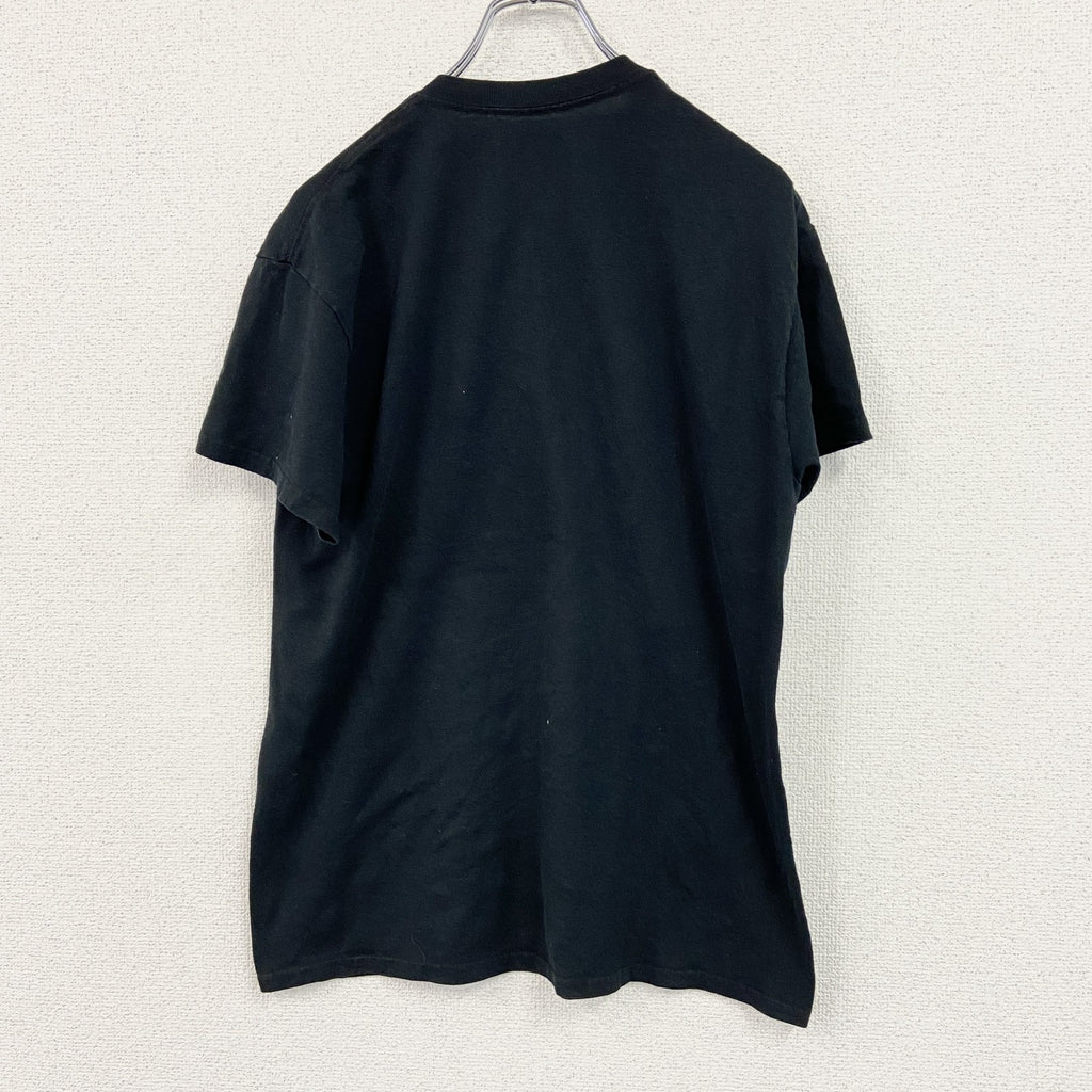 GILDAN　ギルダン　半袖プリントTシャツ　アーチプリント　人形　黒　ブラック　Mサイズ　古着
