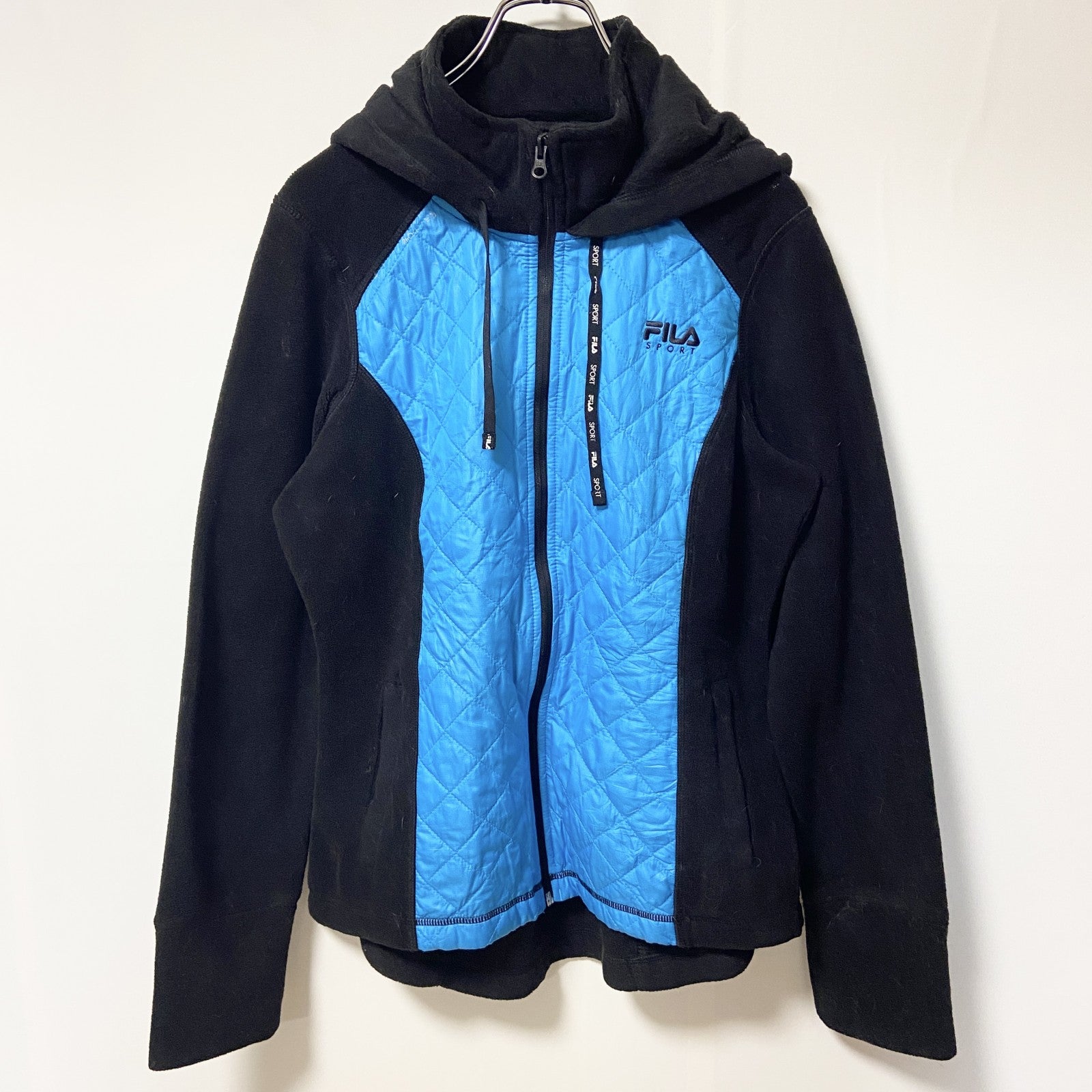 FILA　フィラ　長袖異素材切替パーカー　フリース生地　ワンポイント刺繍　水色　黒　ブラック　秋冬服　Mサイズ　古着