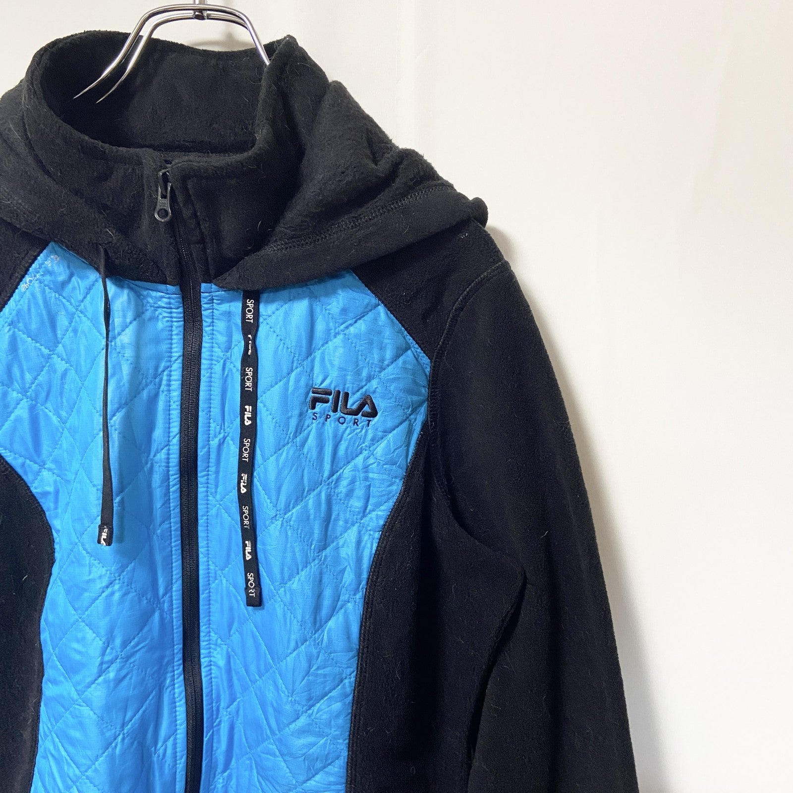 FILA　フィラ　長袖異素材切替パーカー　フリース生地　ワンポイント刺繍　水色　黒　ブラック　秋冬服　Mサイズ　古着