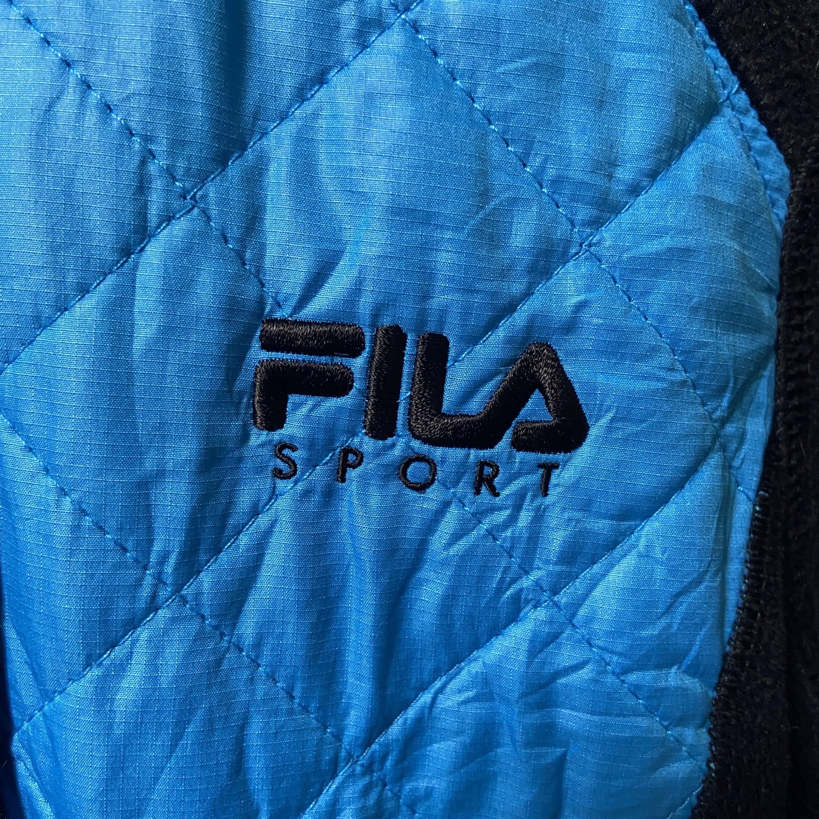 FILA　フィラ　長袖異素材切替パーカー　フリース生地　ワンポイント刺繍　水色　黒　ブラック　秋冬服　Mサイズ　古着