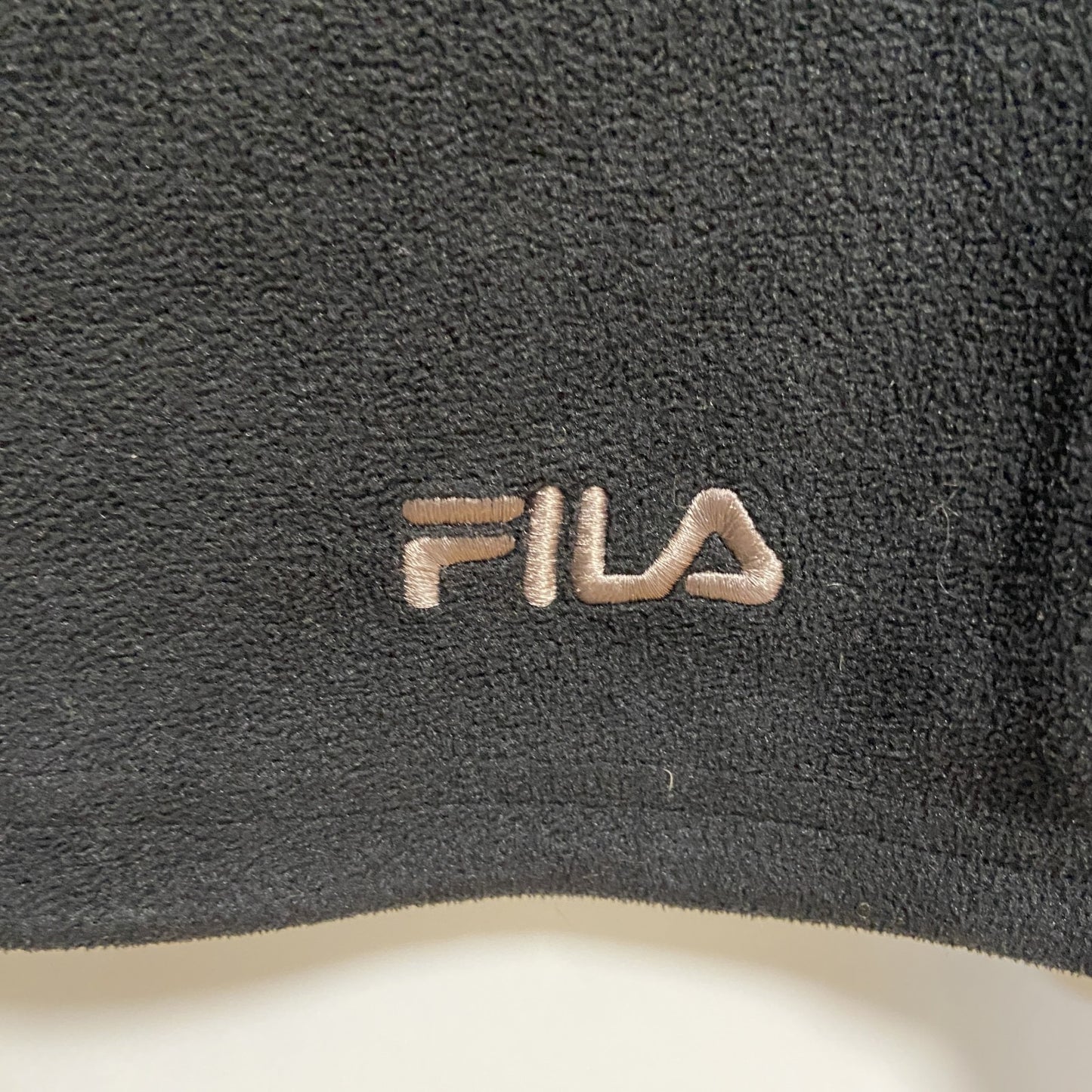 古着 used　FILA　フィラ　長袖ハイネックフリースジャケット　ワンポイント刺繍　シンプル　黒　ブラック　秋冬服　Mサイズ