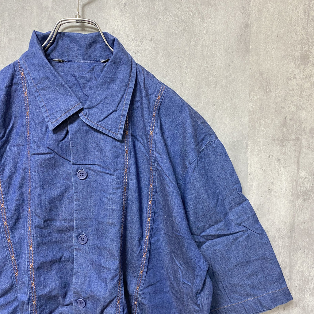 半袖刺繍デザインシャツ　デニム風　ネイビー　紺　レトロ　シンプルデザイン　ノームコア　オーバーサイズ　ビックシルエット　古着