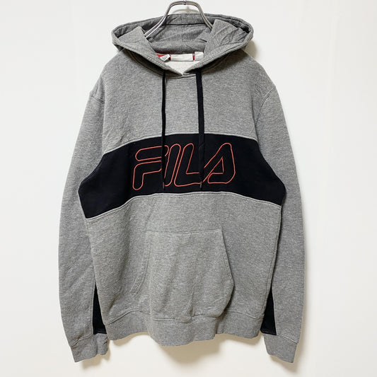 古着 used　FILA フィラ　長袖ロゴプリントパーカー　フード付きトレーナー　グレー　ブラック　秋冬服　Mサイズ