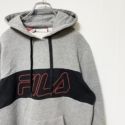 古着 used　FILA フィラ　長袖ロゴプリントパーカー　フード付きトレーナー　グレー　ブラック　秋冬服　Mサイズ