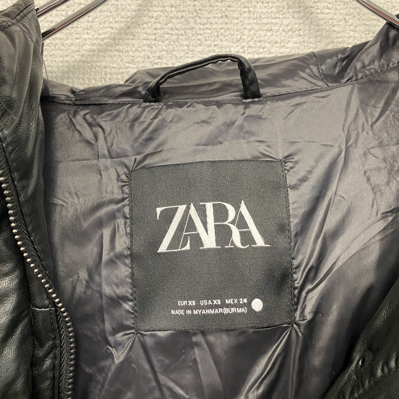ZARA　ザラ　フェイクレザーベスト　中綿入り　黒　ブラック　XSサイズ　古着