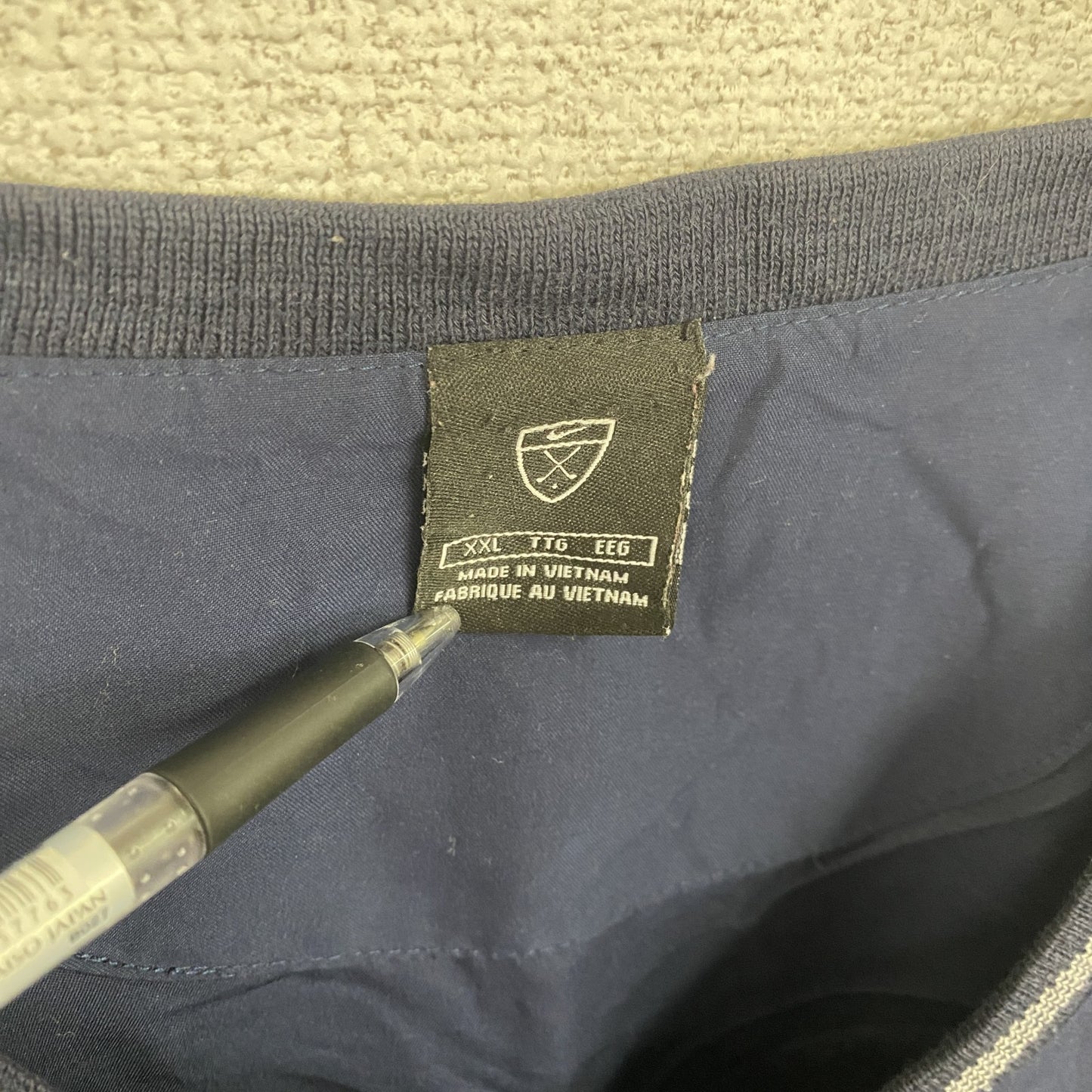 NIKE　ナイキ　ナイロンジャケット　プルオーバー　無地　刺繡ロゴ　紺　ネイビー　2XLサイズ