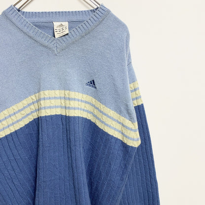 古着 used　adidas　アディダス　長袖Vネックニット　セーター　ワンポイント刺繡　水色　ライトブルー　秋冬服　Mサイズ