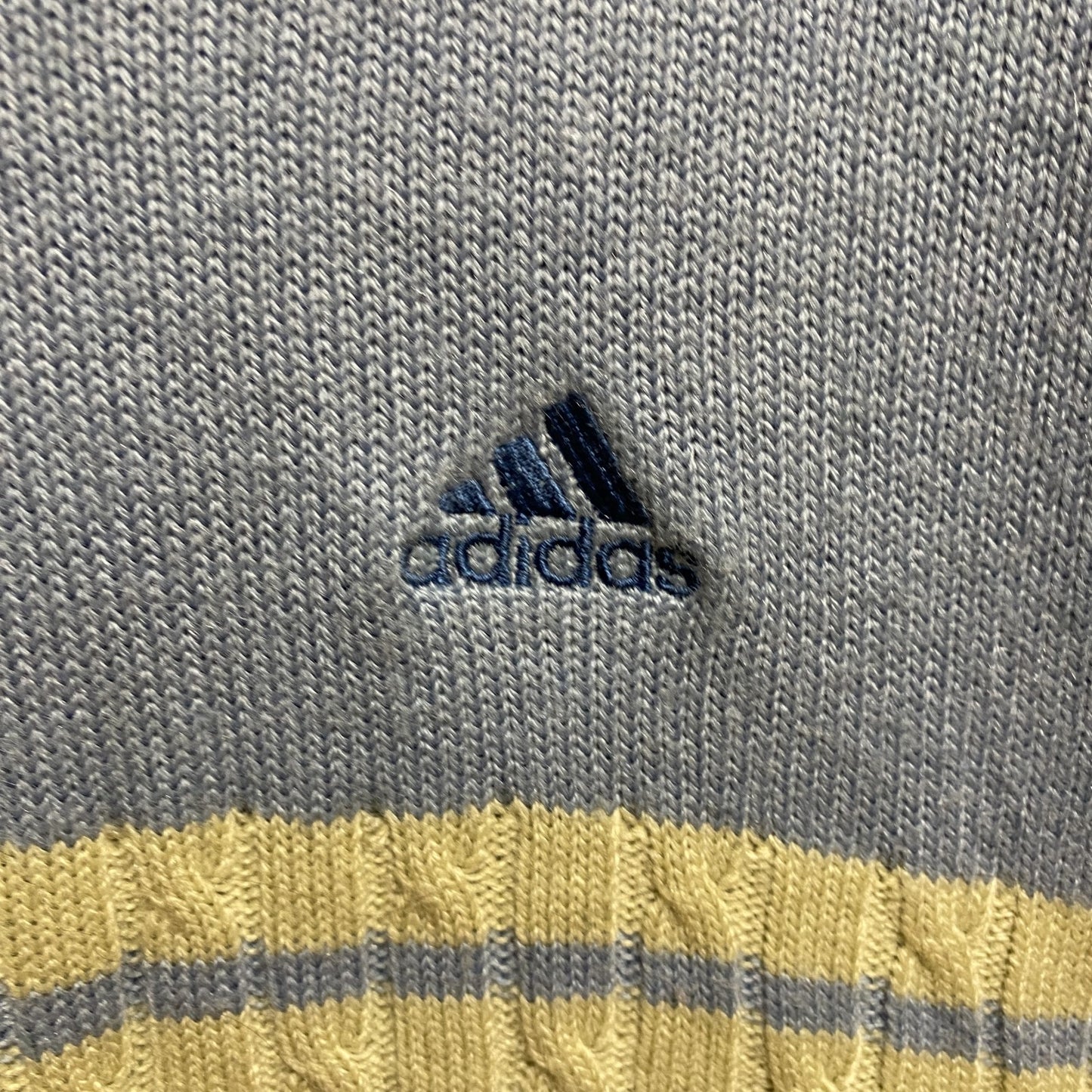 古着 used　adidas　アディダス　長袖Vネックニット　セーター　ワンポイント刺繡　水色　ライトブルー　秋冬服　Mサイズ