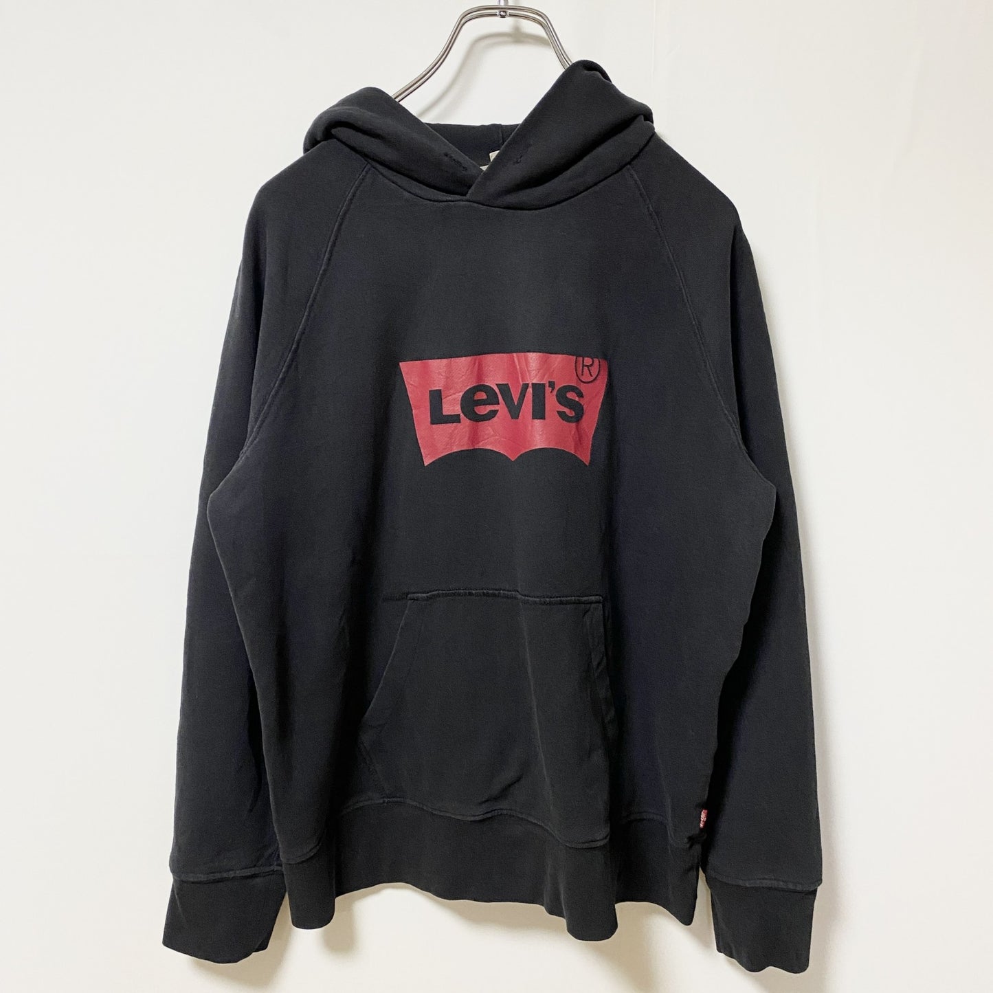 古着 used LEVI'S リーバイス 長袖ロゴプリントプルオーバーパーカー　フーディー　レトロデザイン　ブラック　Mサイズ