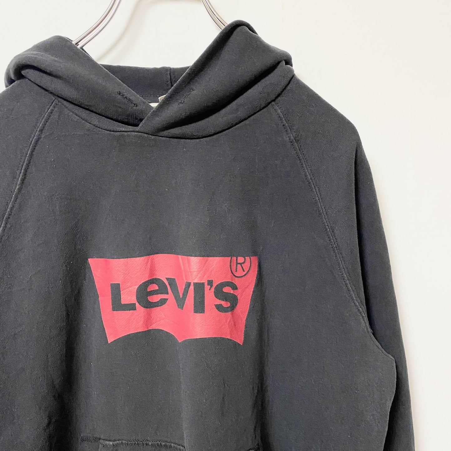 古着 used LEVI'S リーバイス 長袖ロゴプリントプルオーバーパーカー　フーディー　レトロデザイン　ブラック　Mサイズ