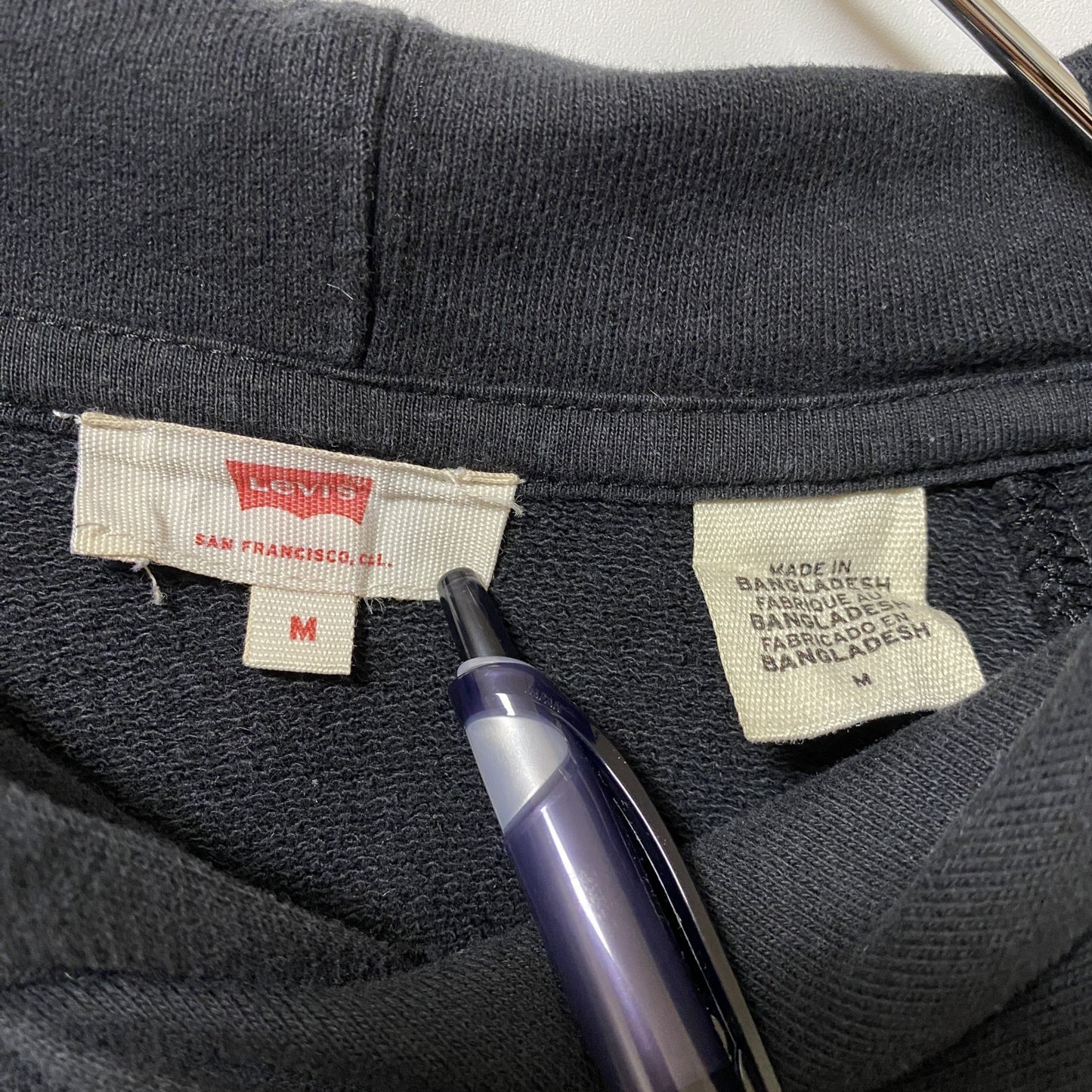 古着 used LEVI'S リーバイス 長袖ロゴプリントプルオーバーパーカー　フーディー　レトロデザイン　ブラック　Mサイズ