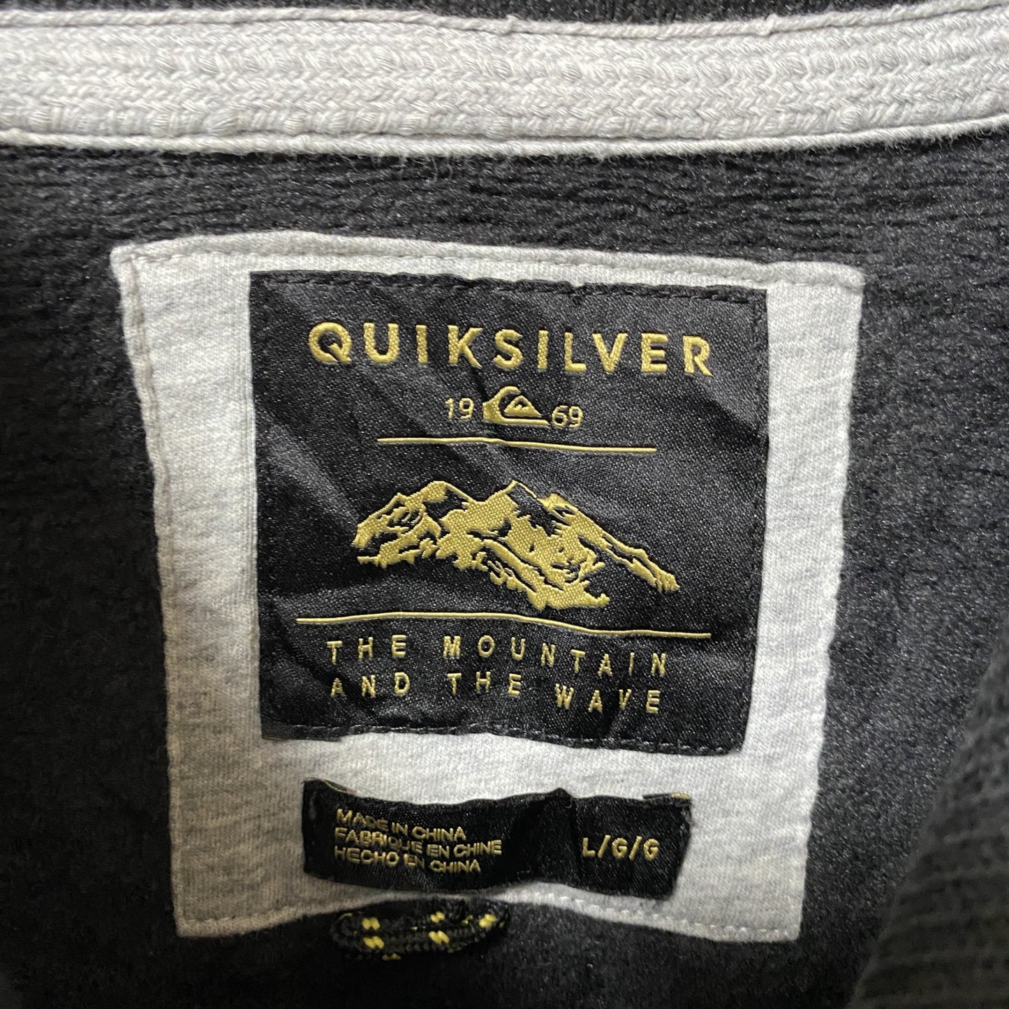 古着 used QUIKSILVER 長袖ワンポイントロゴワッペンプルオーバーパーカー　フーディー　マルチカラー　黒　Lサイズ