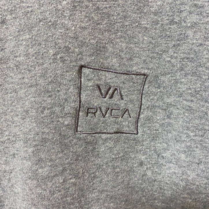 古着 used RVCA ルーカ　長袖クルーネックワンポイントロゴ刺繍スウェット　トレーナー　ノームコア　グレー　Mサイズ