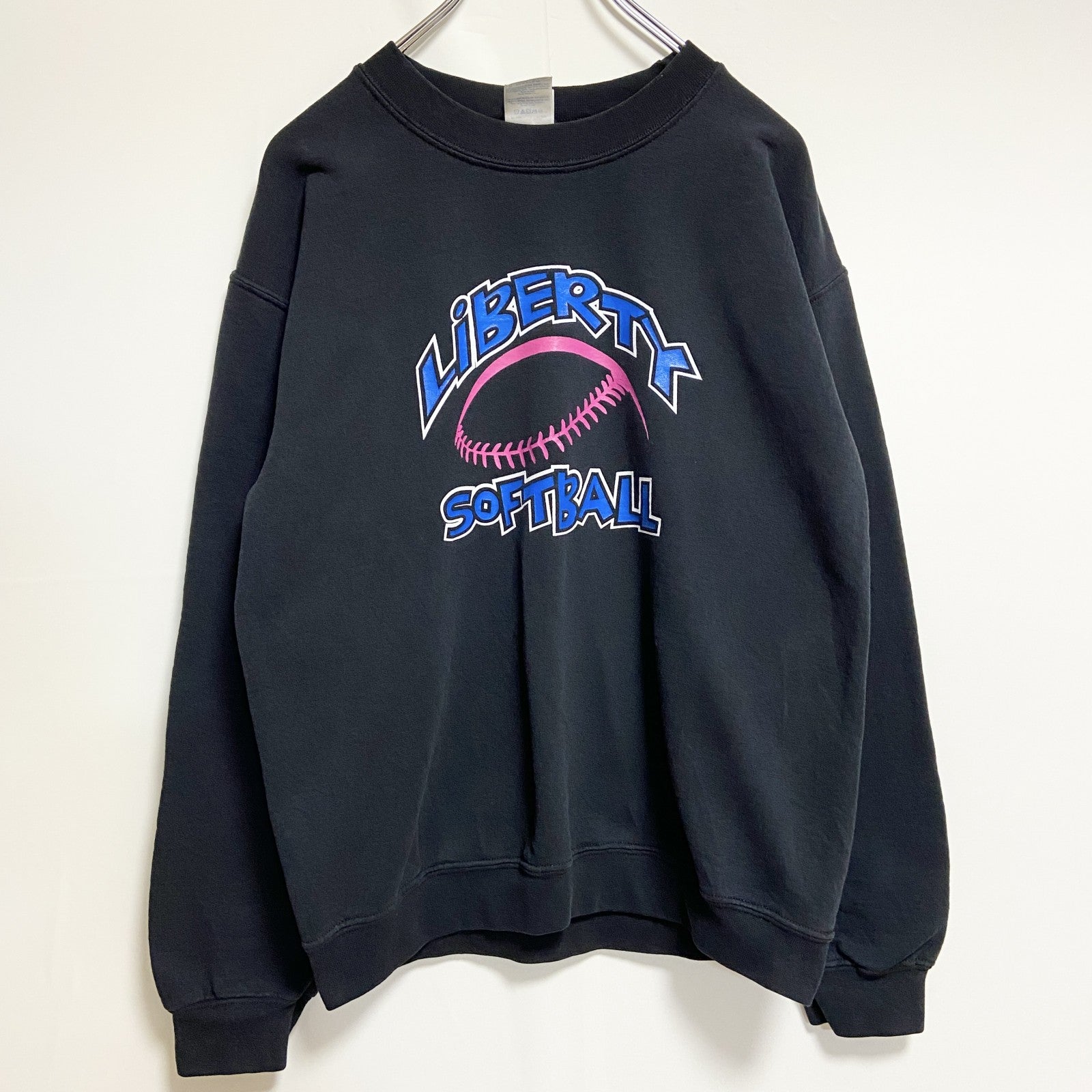 GILDAN　ギルダン　長袖プリントスウェット　クルーネックトレーナー　ソフトボール　黒　ブラック　レトロデザイン　Sサイズ　古着