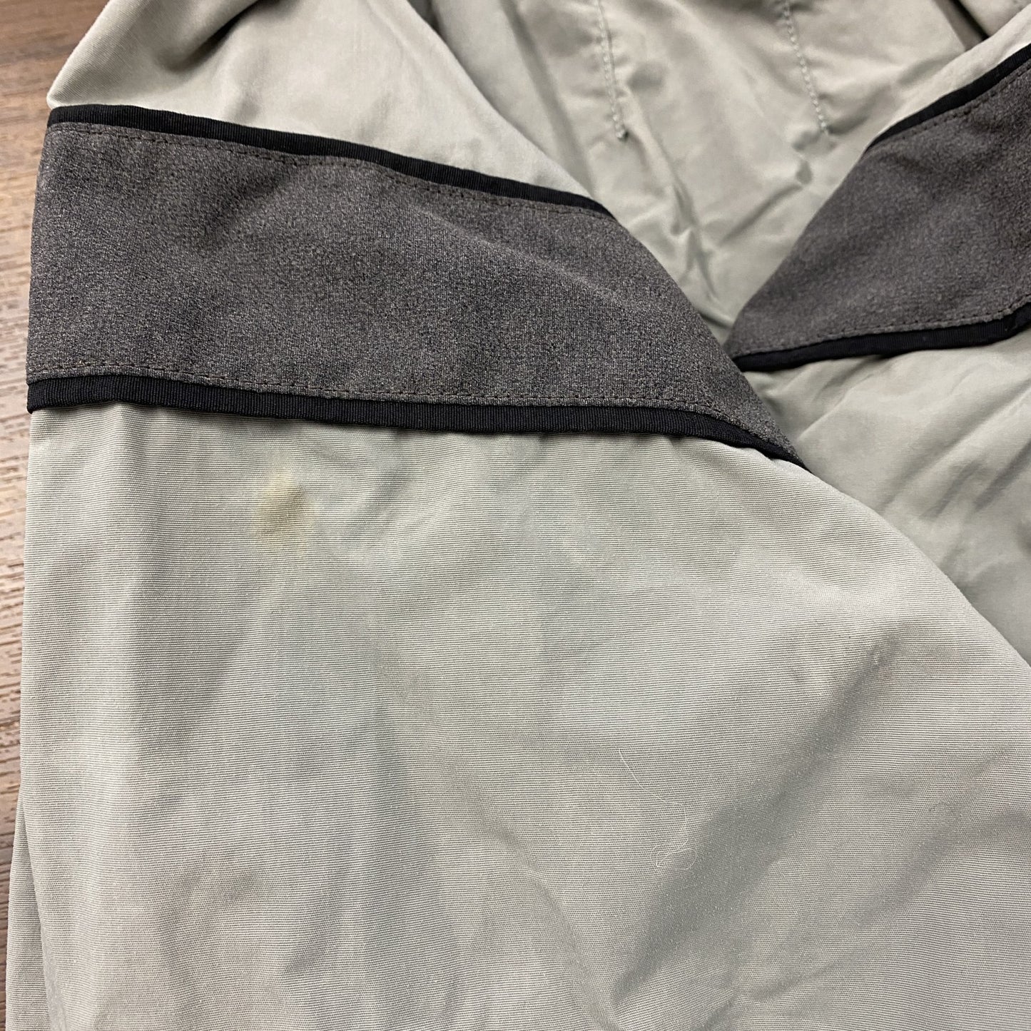 00s　米軍　U.S.ARMY　トレーニングジャケット　ナイロンジャケット　ヴィンテージ　灰色　グレー　Mサイズ