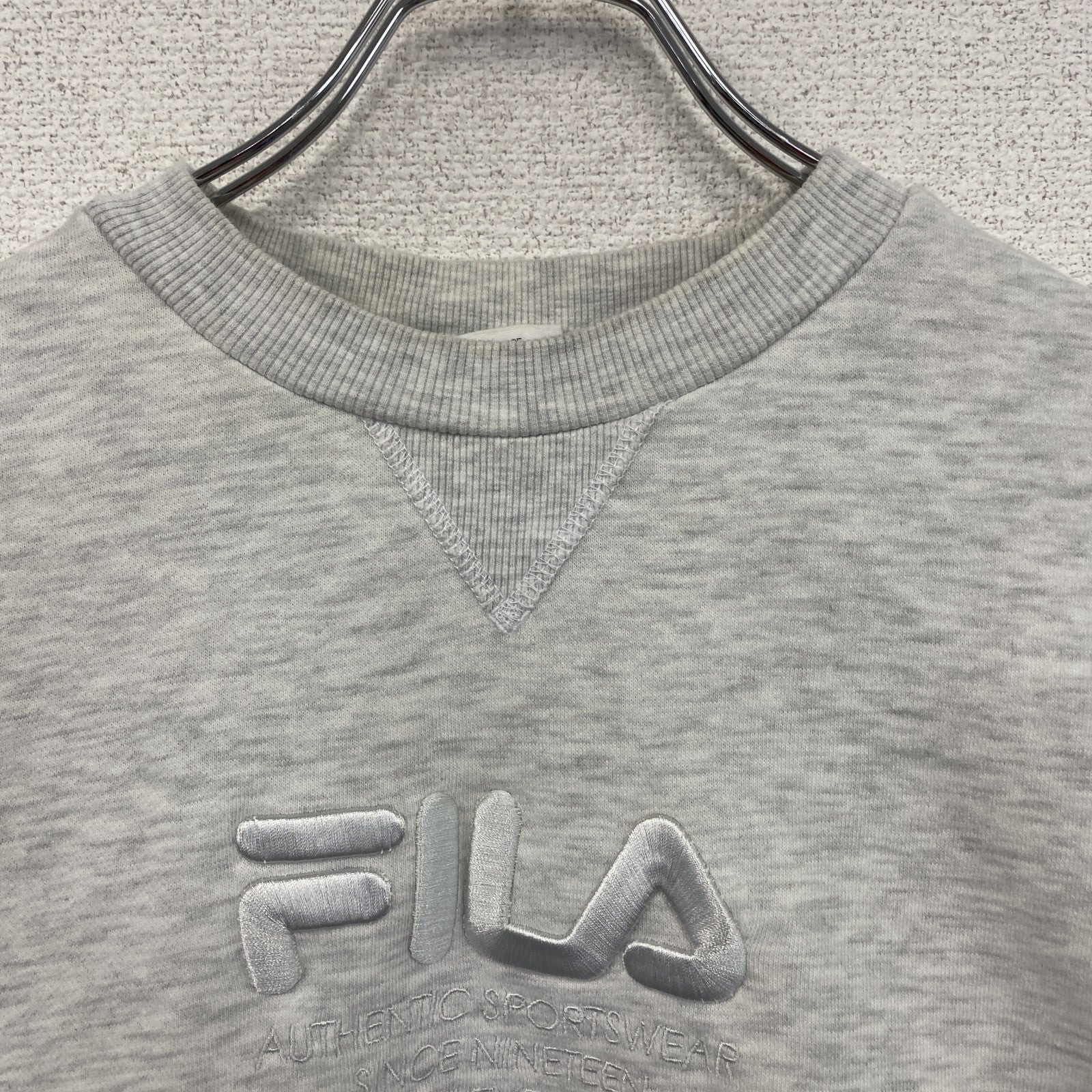FILA　フィラ　スウェット/トレーナー　前V　4連プリント　デカロゴ　刺繍ロゴ　灰色　霜降りグレー　18サイズ スウェットトップス ユニセックス 古着