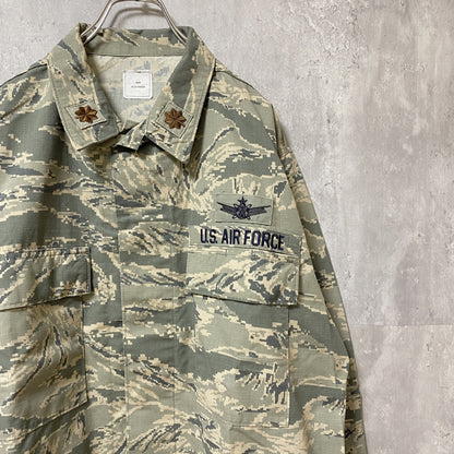 古着 used　US AIR FORCE　長袖刺繍ミリタリージャケット　デジタルカモ柄　迷彩柄　カーキ　軍物　XLサイズ